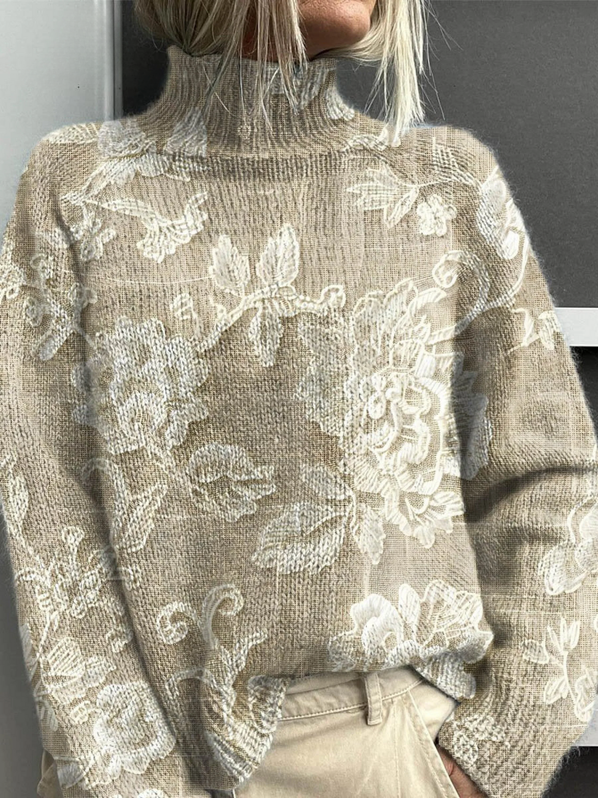 Solveig | Varm rollkravebluse med blomsterprint med vintage look med elegant udtryk
