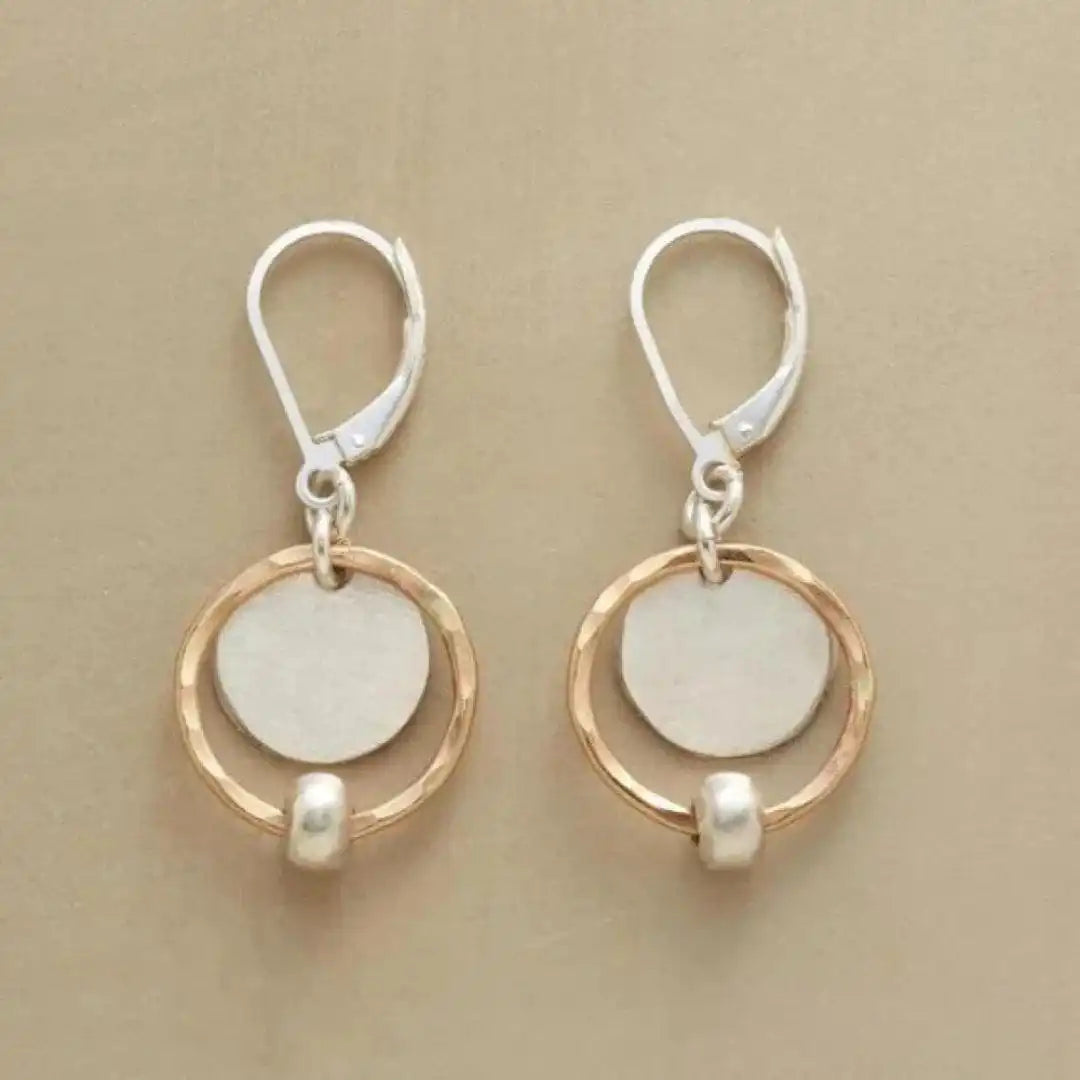 Stilfulde øreringe med guld- og sølvperler