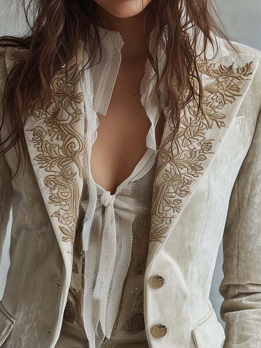 Alma | Figursyet blazer i elfenben med broderi