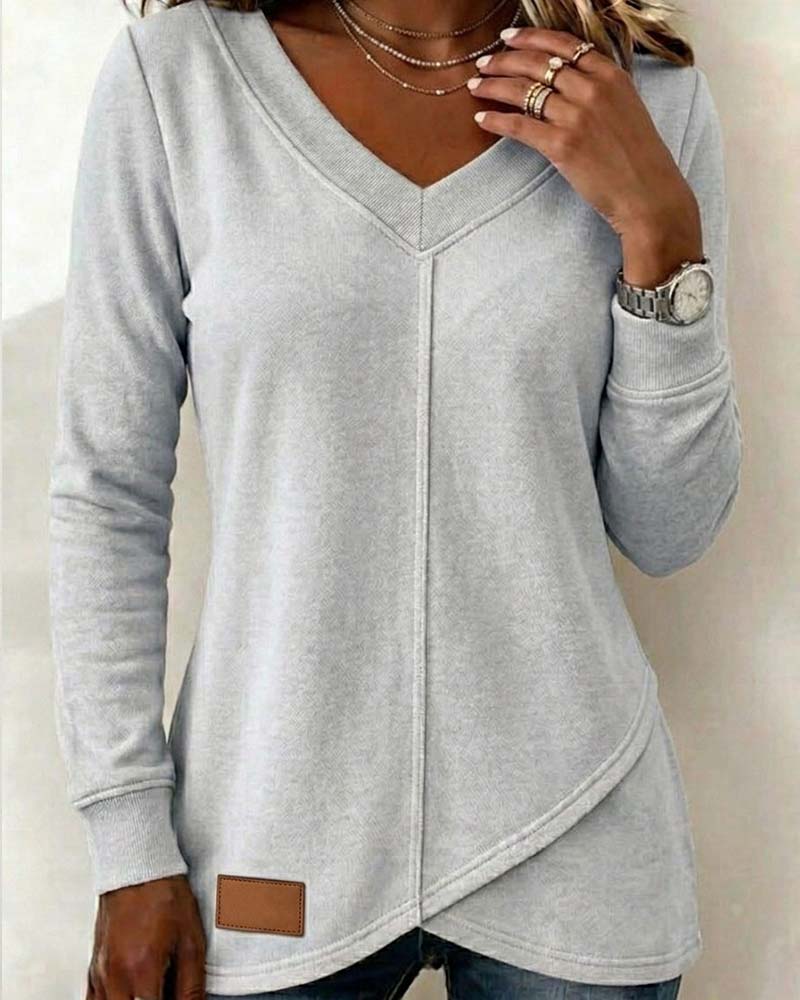 Saga | Asymmetrisk V-hals sweatshirt med krydsdetalje