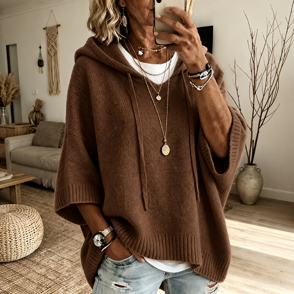 Louise | Strikponcho med hætte i brun