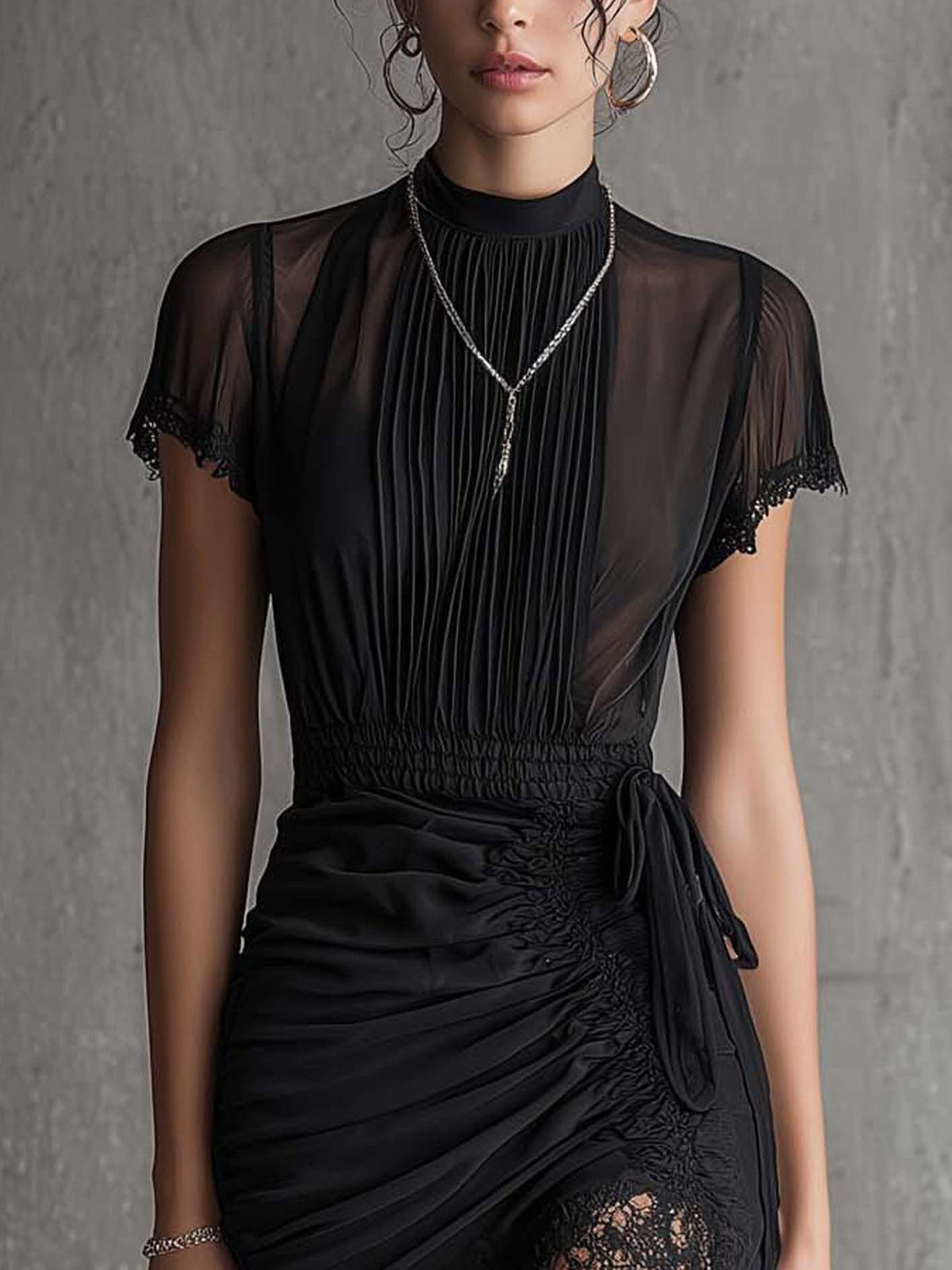 Nora | Sort chiffon-minikjole med plisseret talje