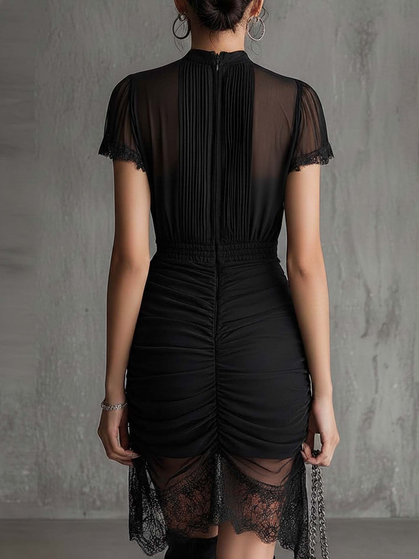 Nora | Sort chiffon-minikjole med plisseret talje