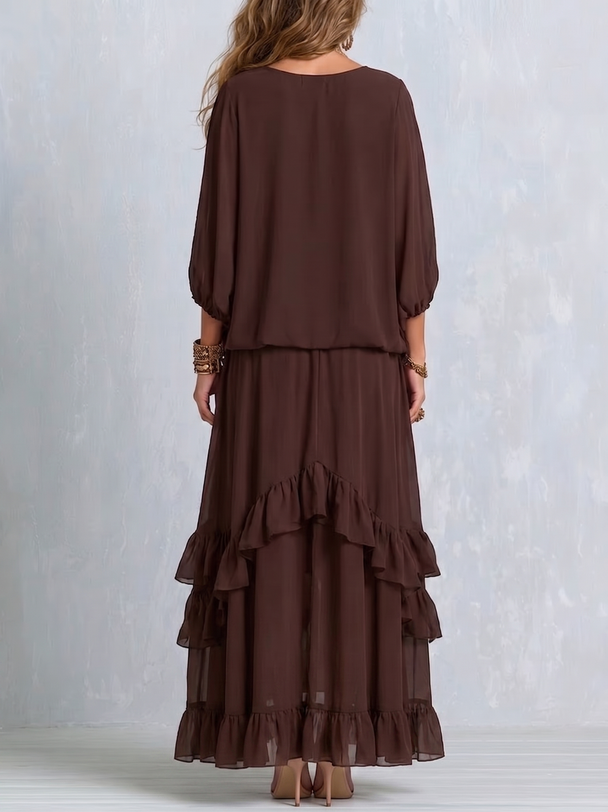 Sofie | Brun sæt med top og nederdel med flæsedetaljer med chiffon med V-hals