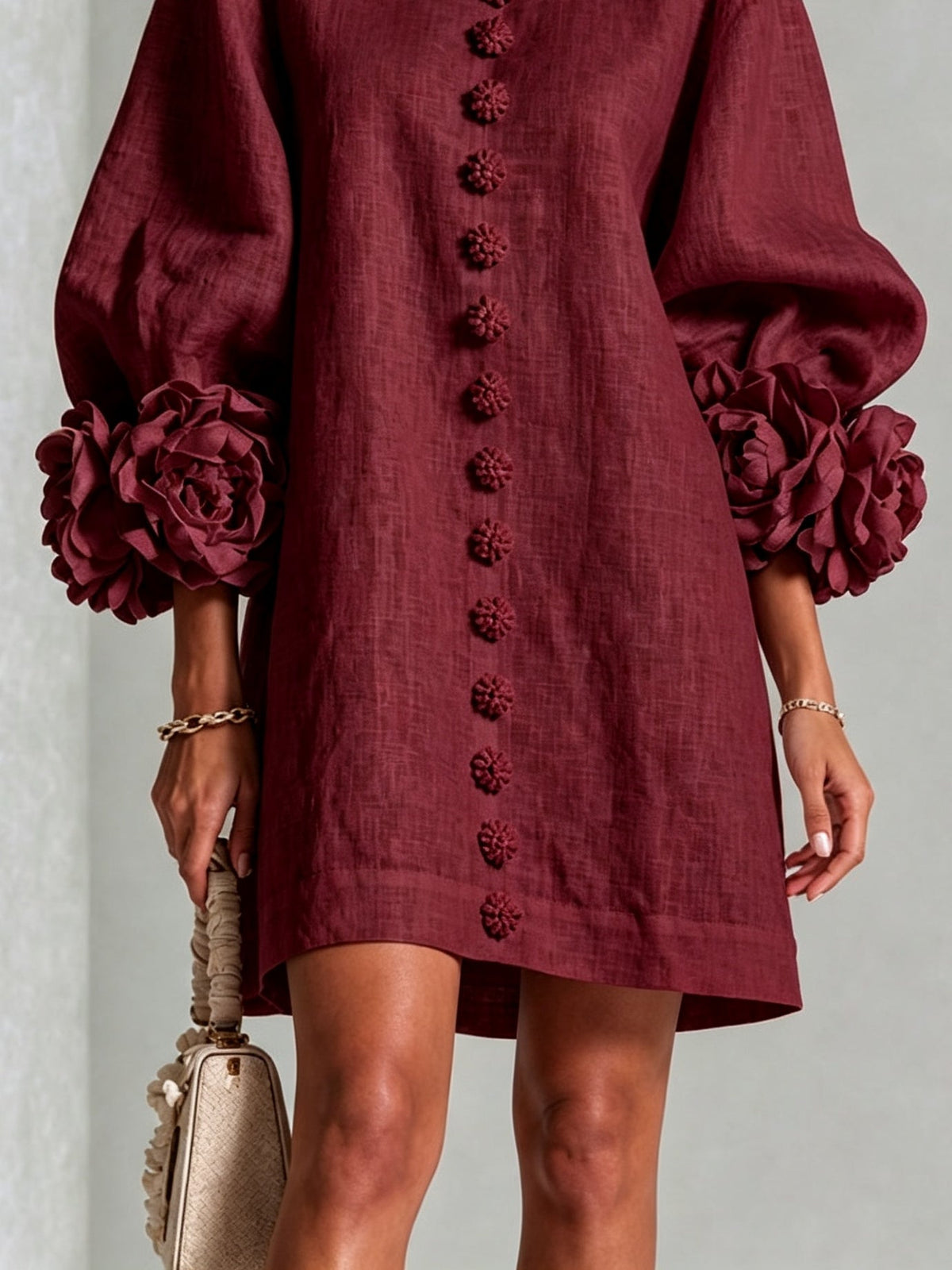 Klara | Bordeaux mini-kjole med blomsterknapper og markante blomstermanchetter