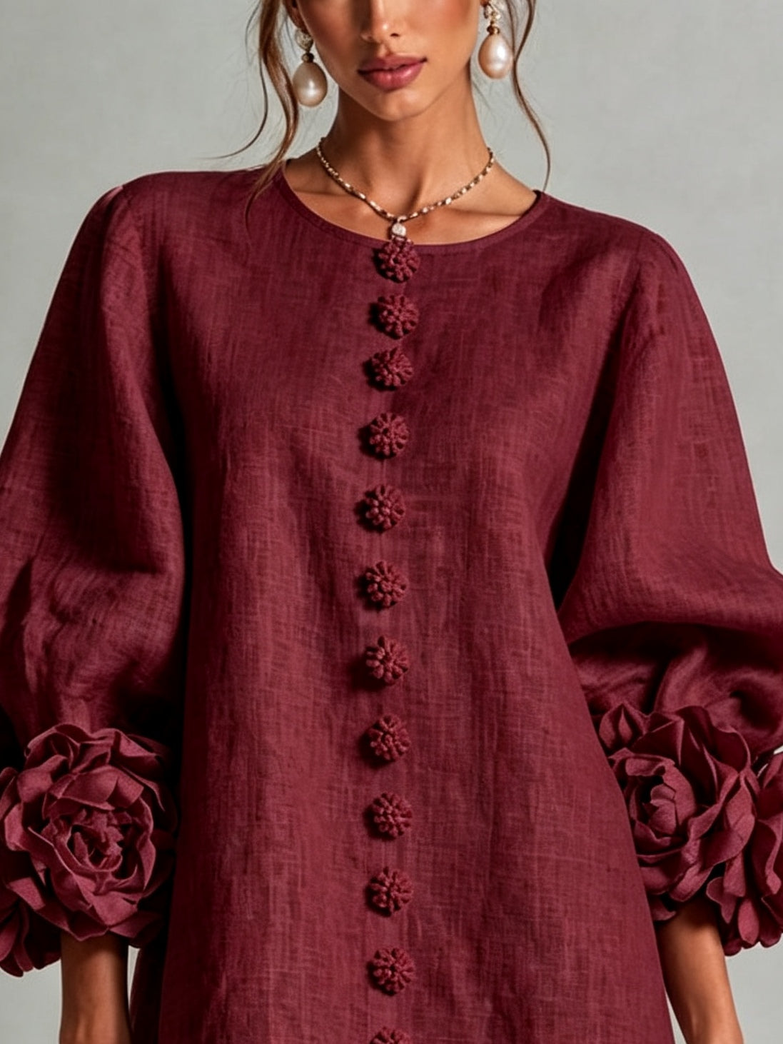 Klara | Bordeaux mini-kjole med blomsterknapper og markante blomstermanchetter