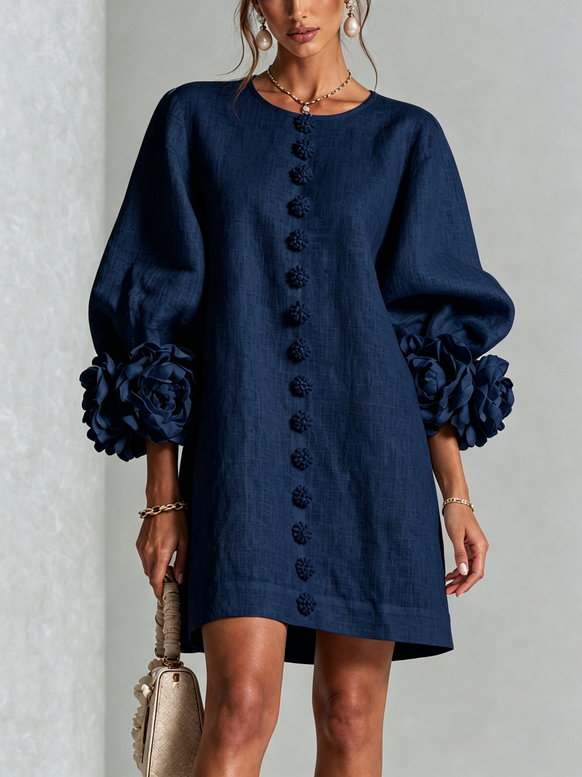 Freja | Mini-kjole med blomsterknapper og markante blomstermanchetter