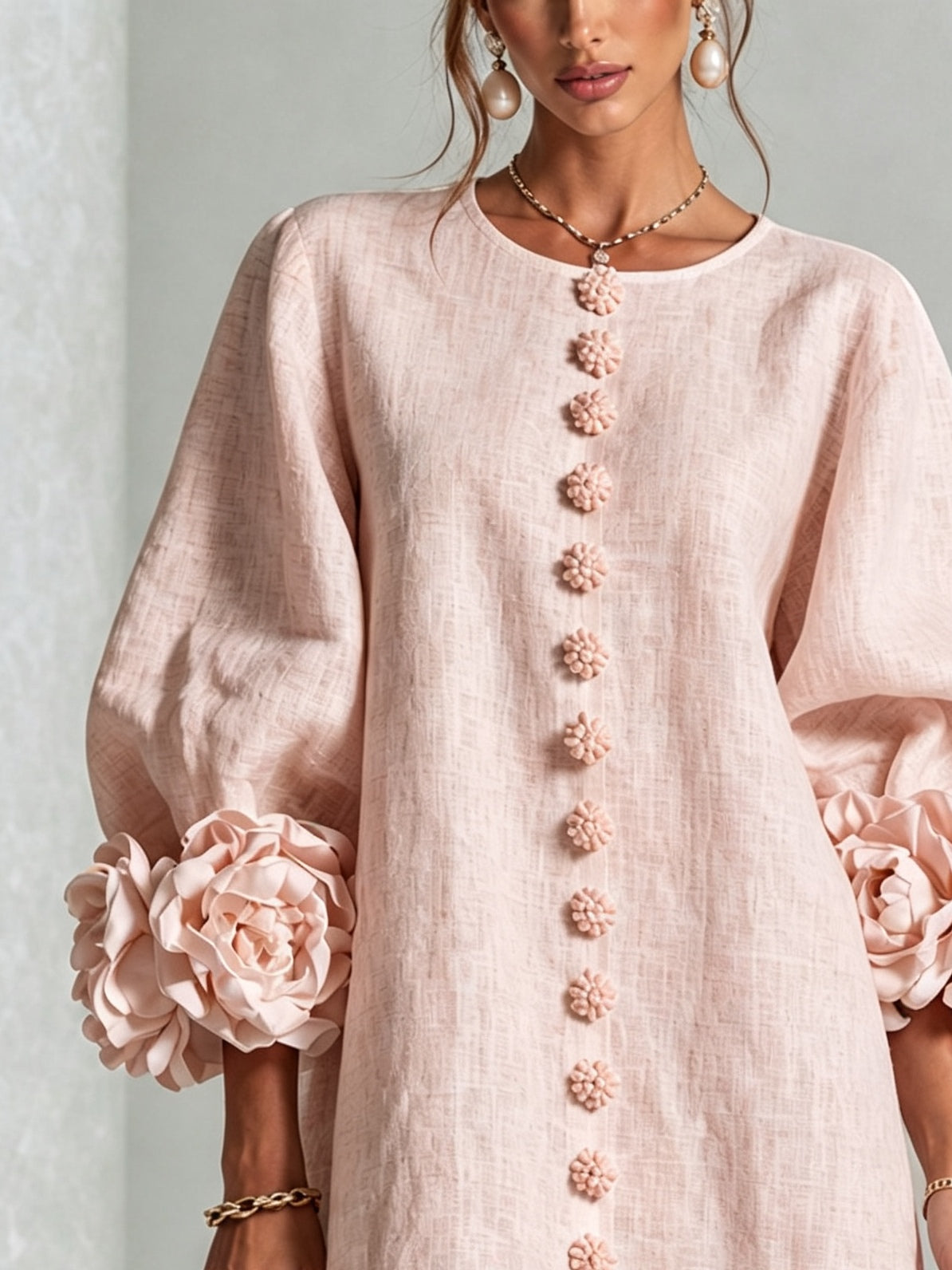 Astrid | Rosa mini-kjole med blomsterknapper og markante blomstermanchetter