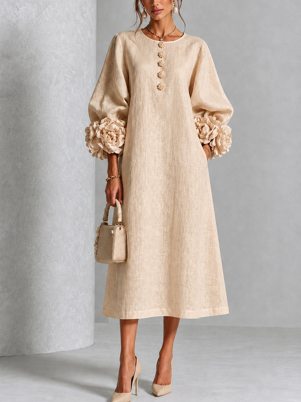 Ida | Beige midi-kjole med blomsterknapper og markante blomstermanchetter