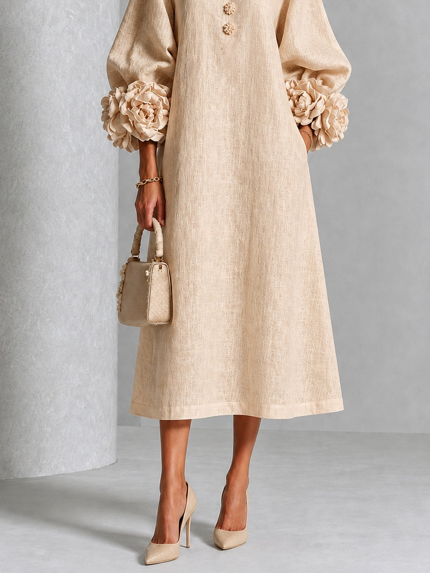 Ida | Beige midi-kjole med blomsterknapper og markante blomstermanchetter
