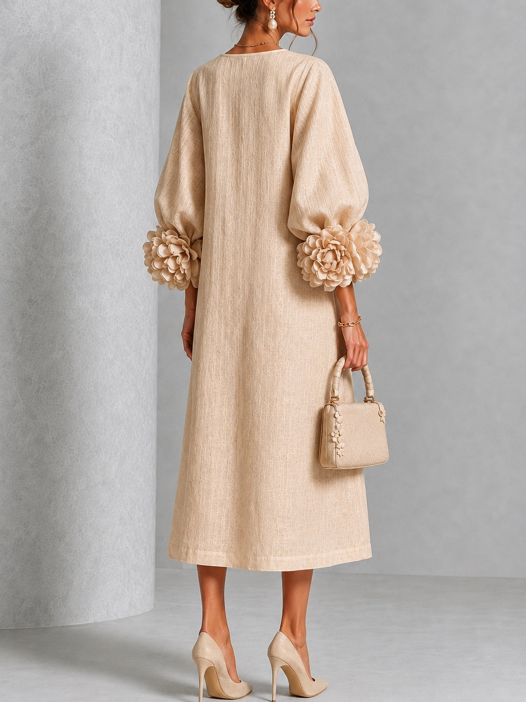 Ida | Beige midi-kjole med blomsterknapper og markante blomstermanchetter