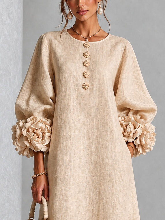 Ida | Beige midi-kjole med blomsterknapper og markante blomstermanchetter