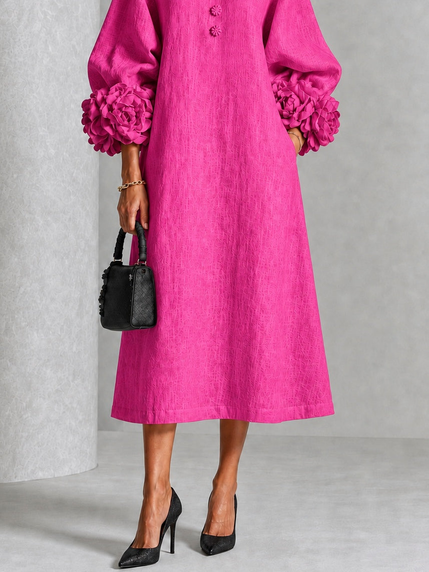 Asta | Fuchsia midi-kjole med blomsterknapper og markante blomstermanchetter