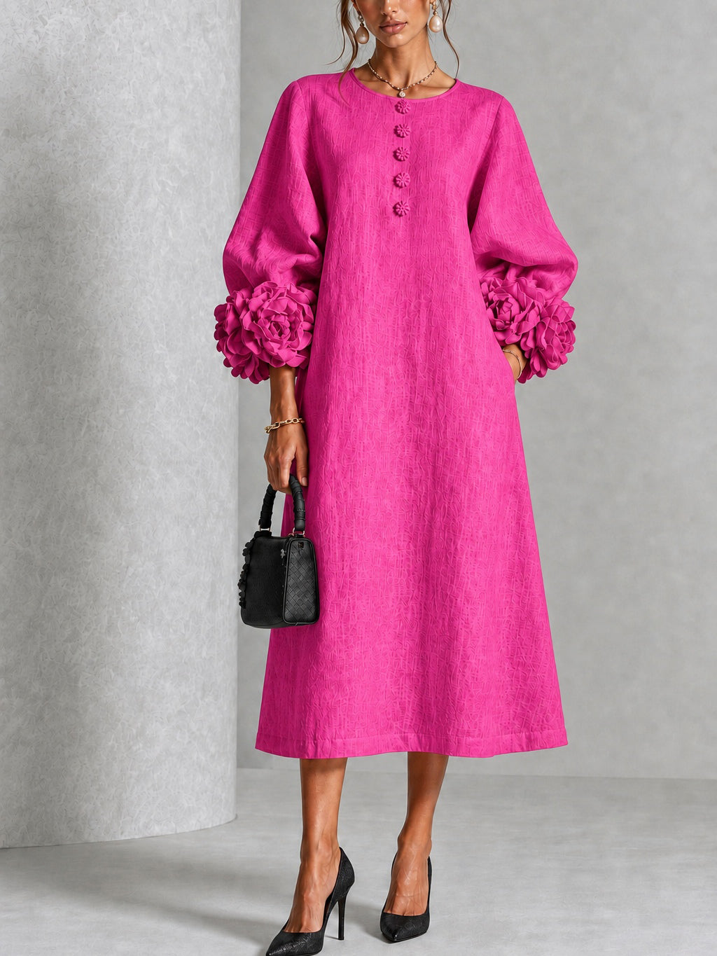 Asta | Fuchsia midi-kjole med blomsterknapper og markante blomstermanchetter