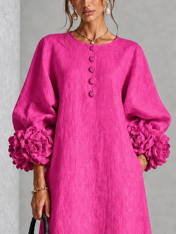 Asta | Fuchsia midi-kjole med blomsterknapper og markante blomstermanchetter