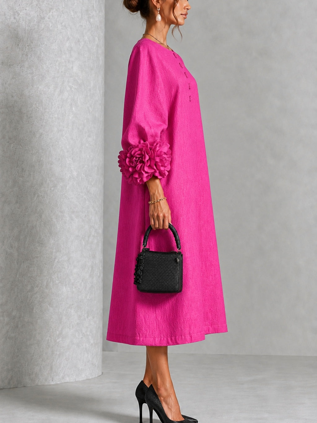 Asta | Fuchsia midi-kjole med blomsterknapper og markante blomstermanchetter