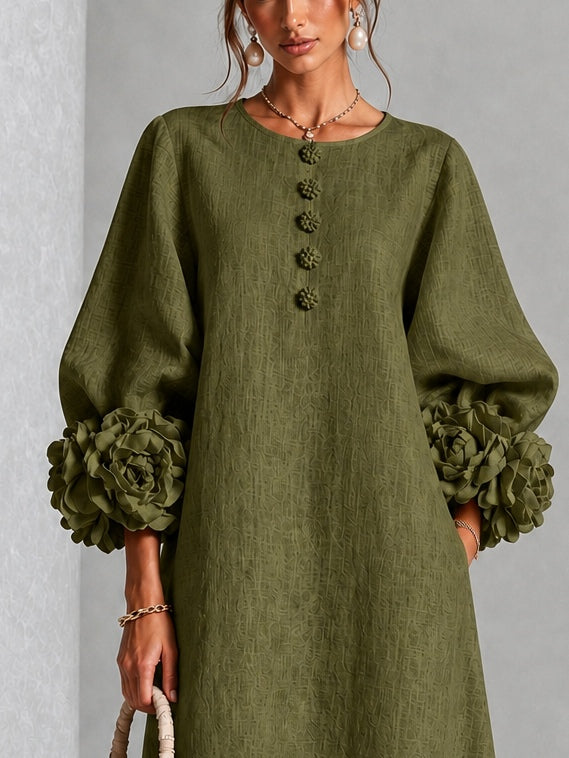 Signe | Olivenfarvet midi-kjole med blomsterknapper og markante blomstermanchetter