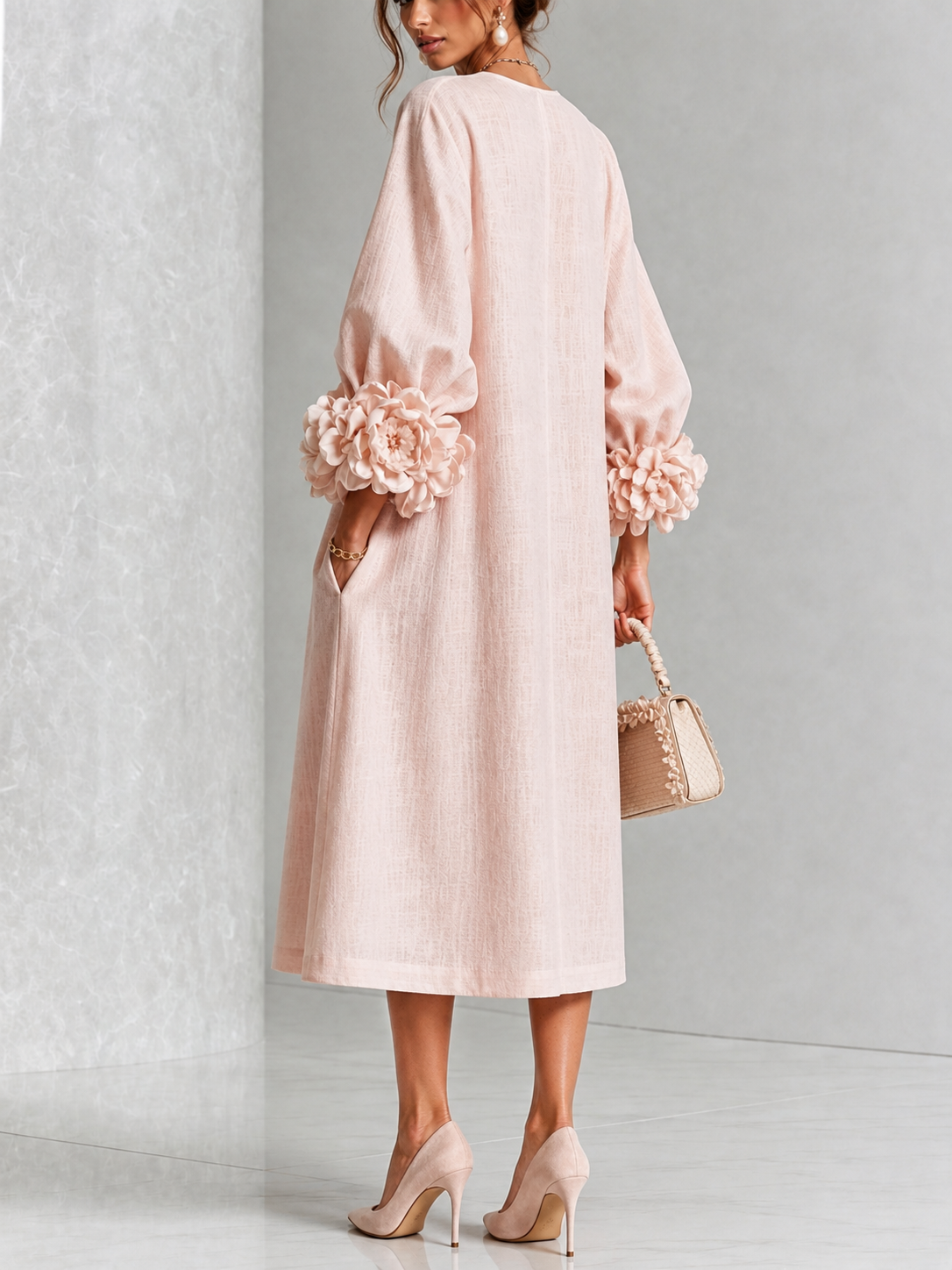 Liv | Rosa midi-kjole med blomsterknapper og markante blomstermanchetter