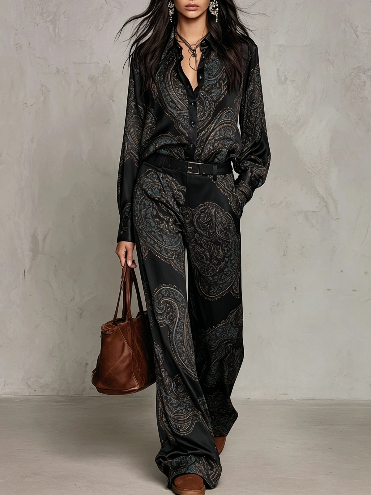Caroline | Bordeaux-lilla sæt med skjorte og bukser med vide ben med paisleyprint med satin med langærmet