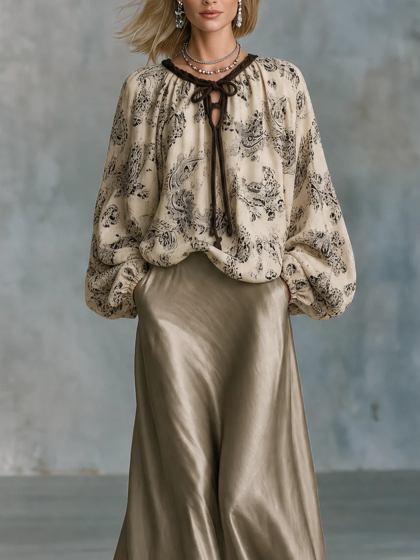 Saga | Beige sæt med top og nederdel med blomsterprint med paisleyprint med blondedetaljer med ballonærmer
