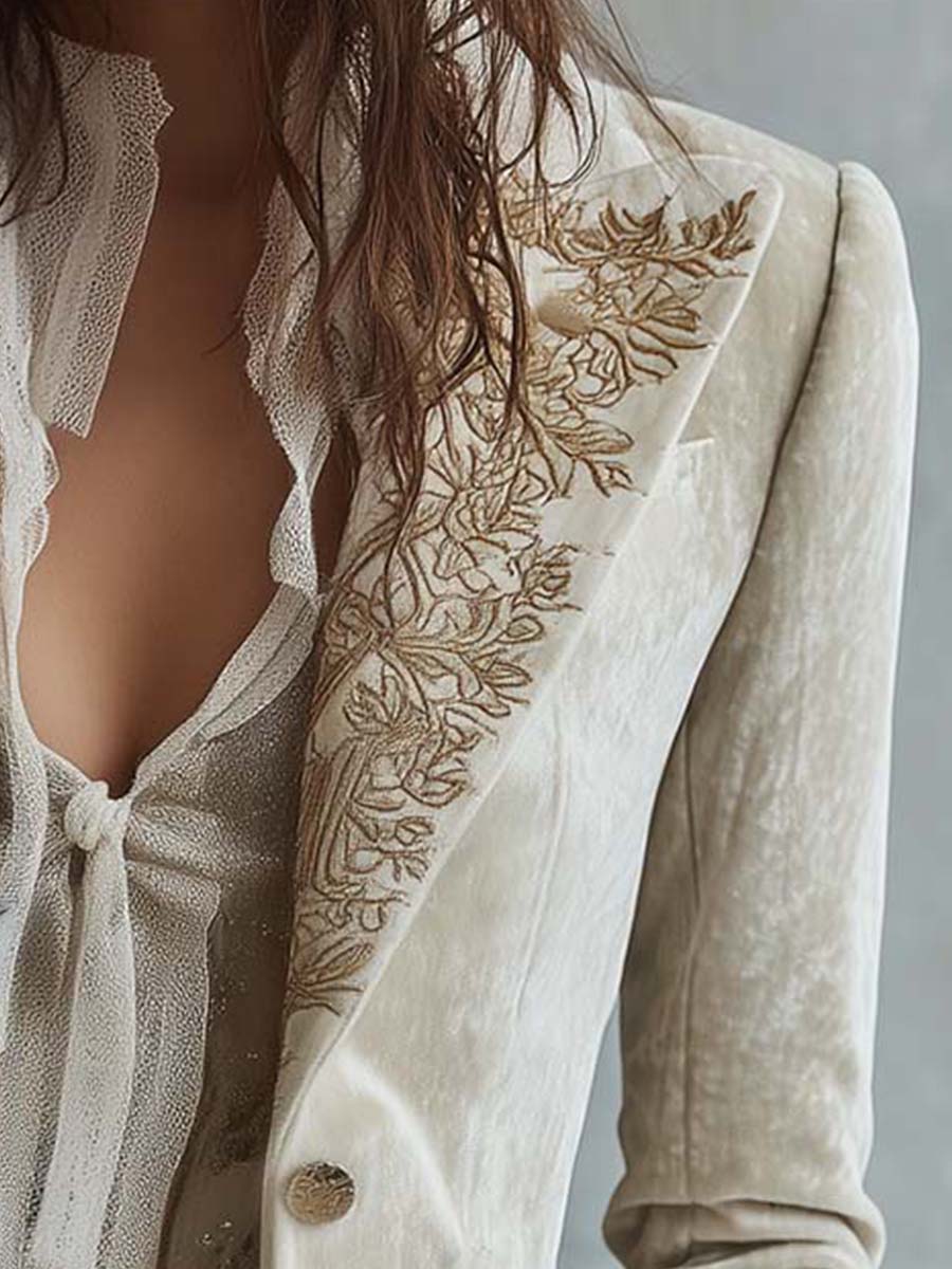 Alma | Figursyet blazer i elfenben med broderi
