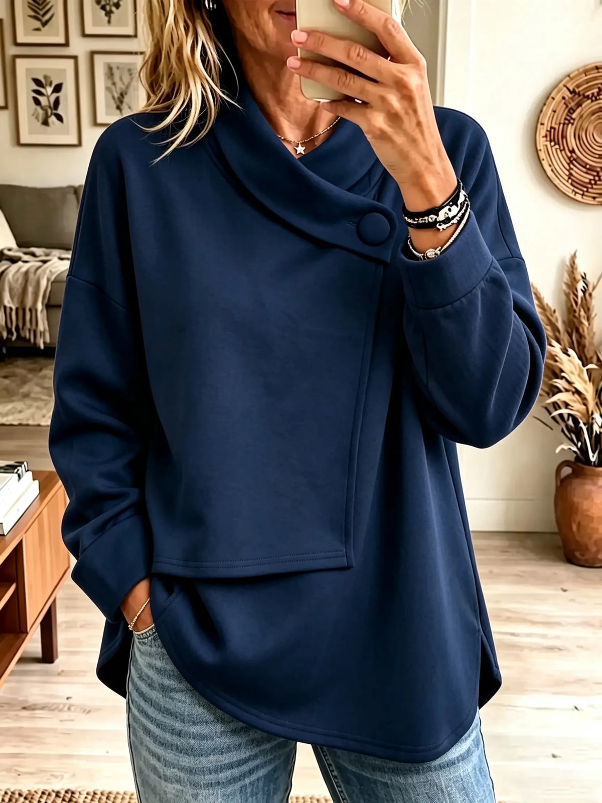 Signe | Sweatshirt med asymmetrisk krave og knapdetalje