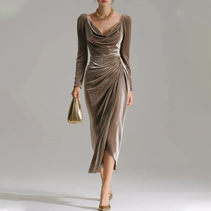 Margarette – Elegant Velourkjole med Drapering