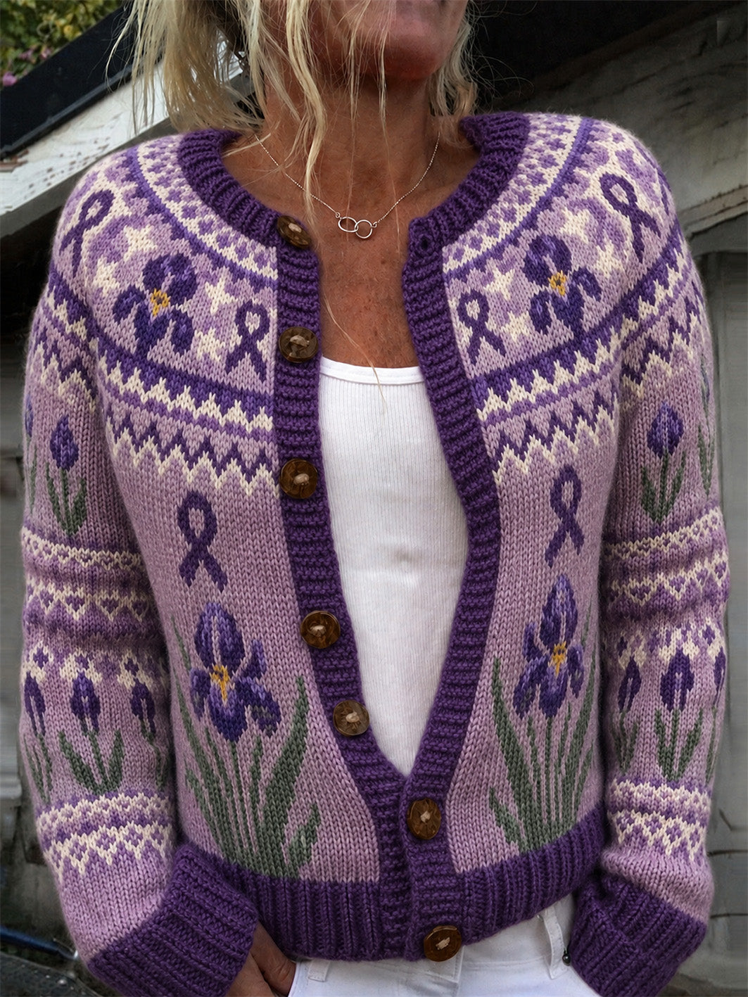 Saga | Cardigan med blomsterprint og lilla awareness-bånd