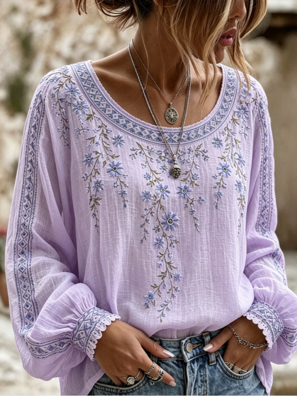 Iris | Lilla bluse med blåt blomsterbroderi