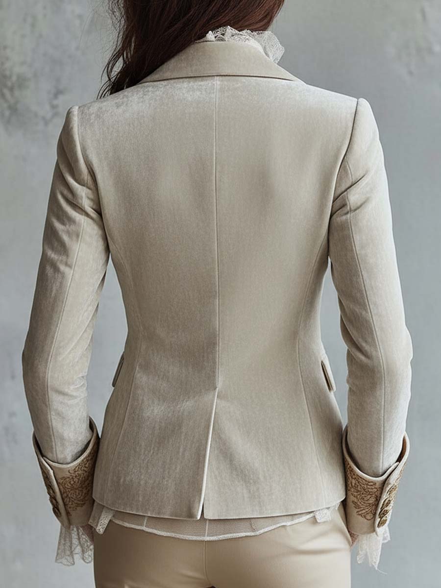 Alma | Figursyet blazer i elfenben med broderi
