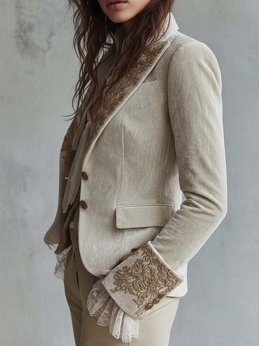 Alma | Figursyet blazer i elfenben med broderi