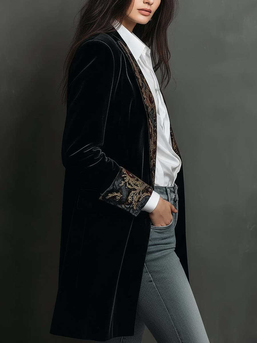 Sofie | Slim fit blazer i sort med barokmønster og revers