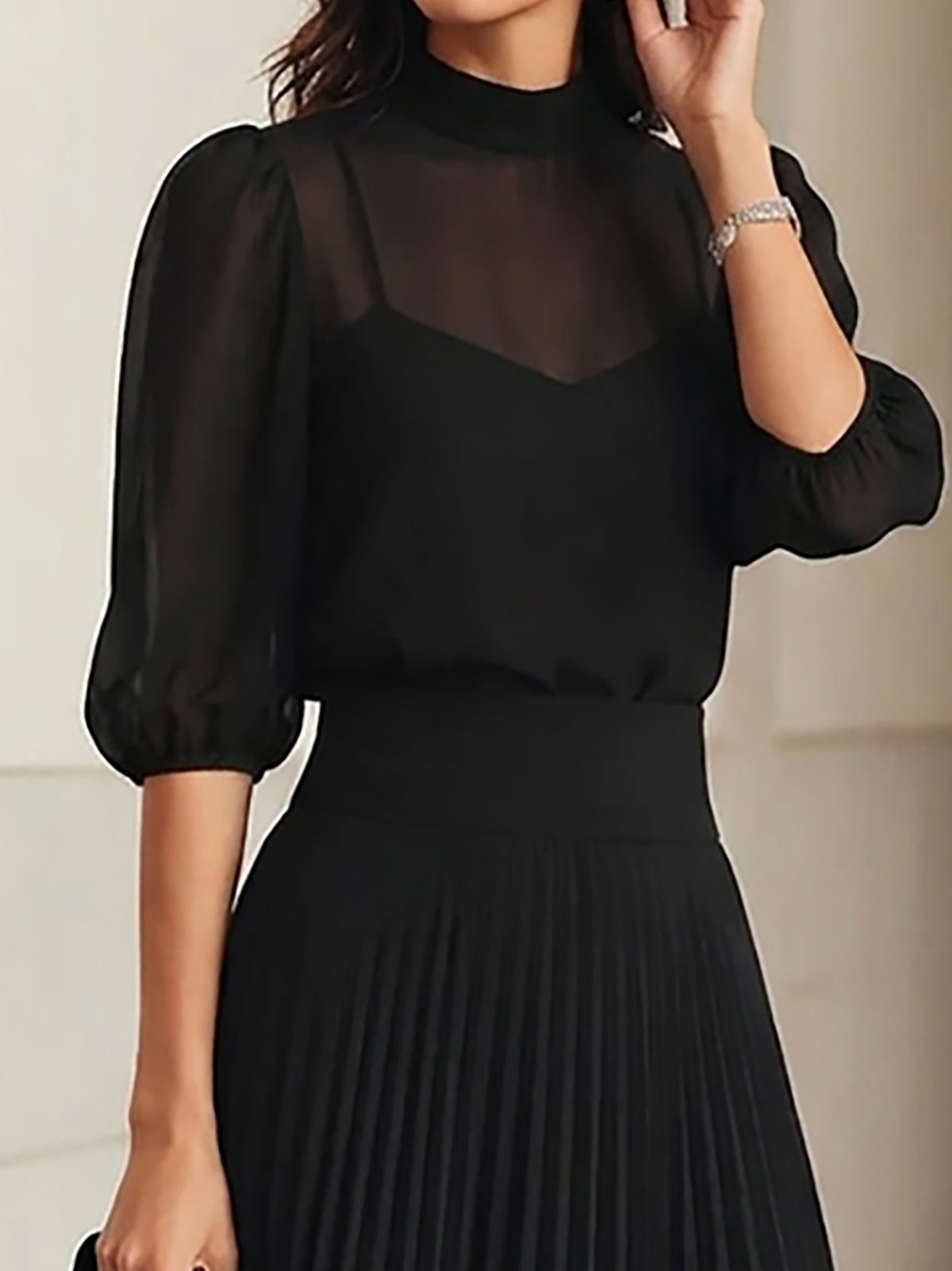 Asta | Sort sæt med top og nederdel med plisserede detaljer med chiffon