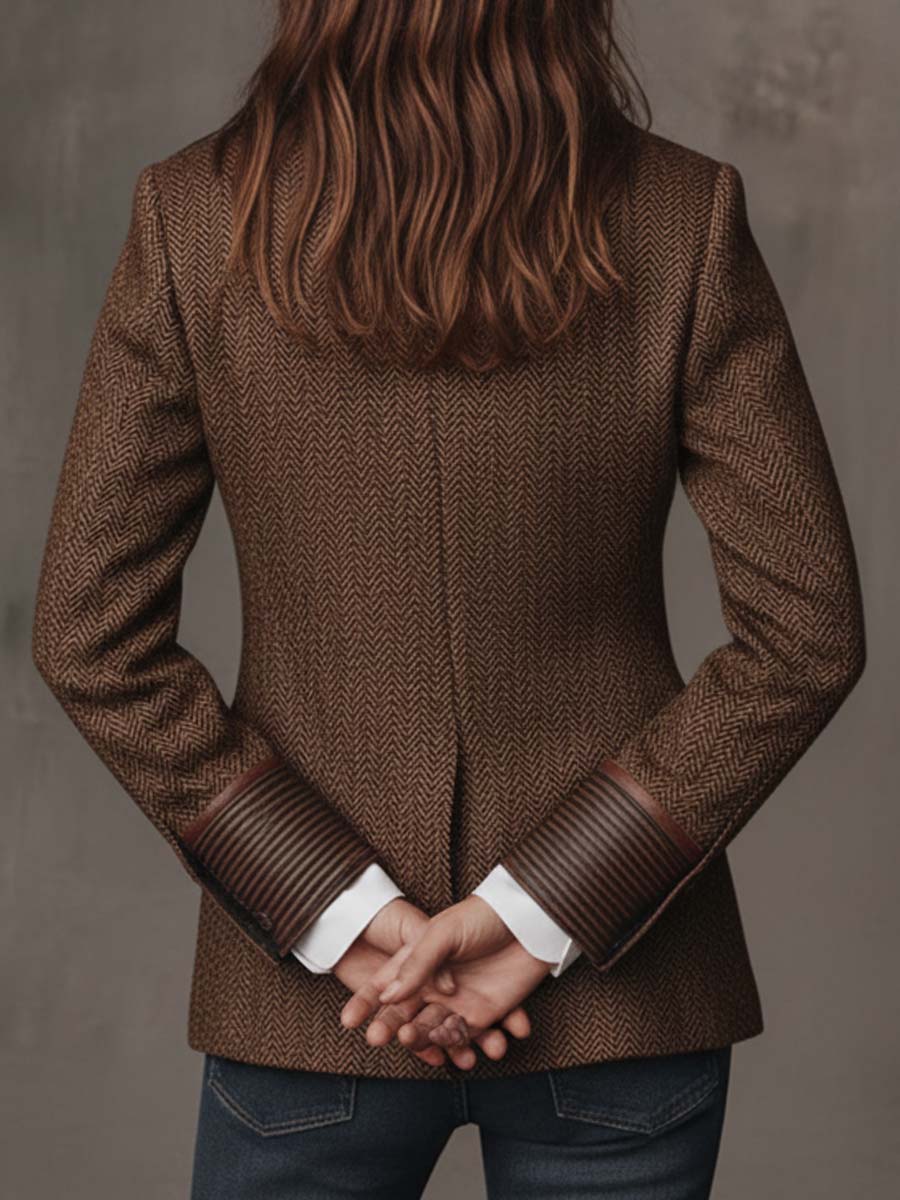 Astrid | Blazer med sildebensmønster og printdetaljer