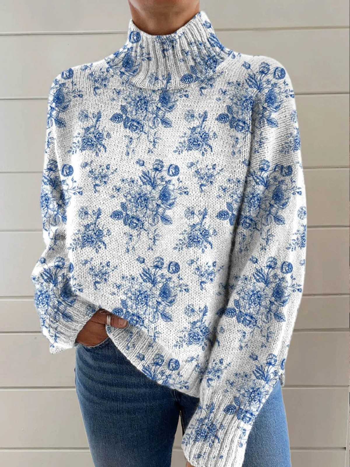 Amalie | Varm rollkravebluse med blomsterprint