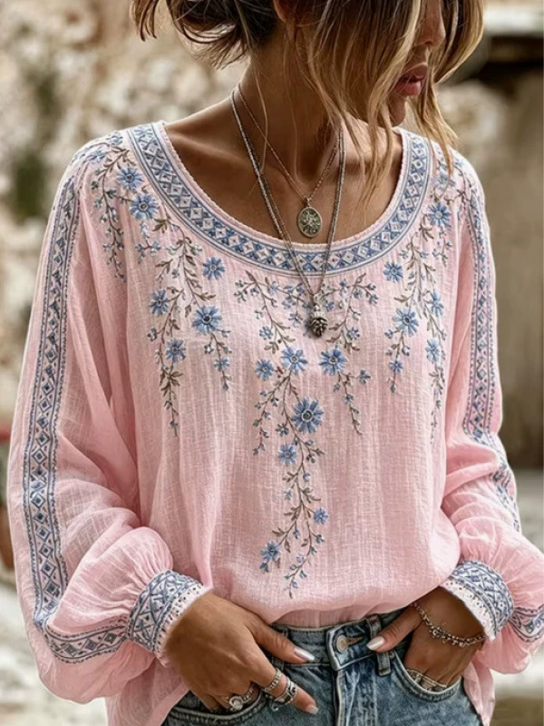 Ingrid | Rosa bluse med blåt blomsterbroderi