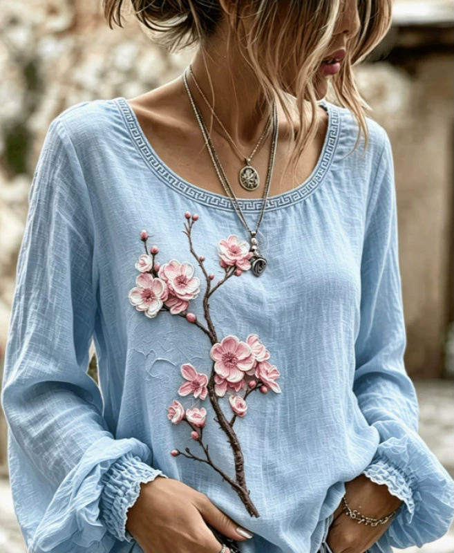 Sakura | Lyseblå bluse med kirsebærblomst