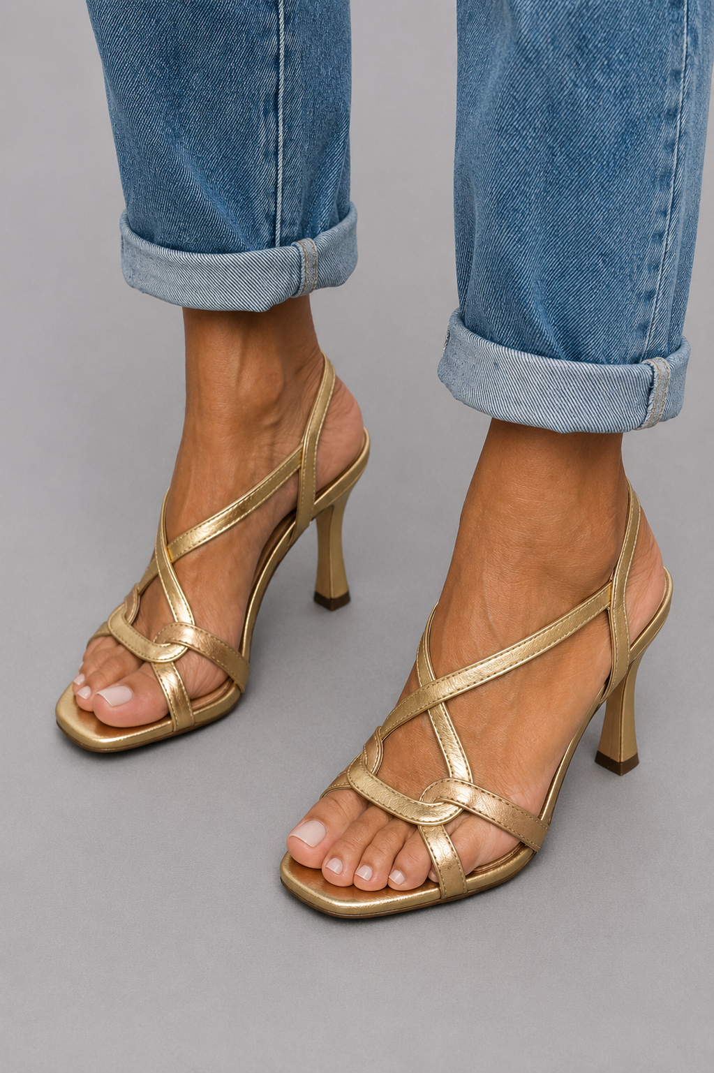 Guldfarvede sandaler med metallic-effekt og krydsede remme