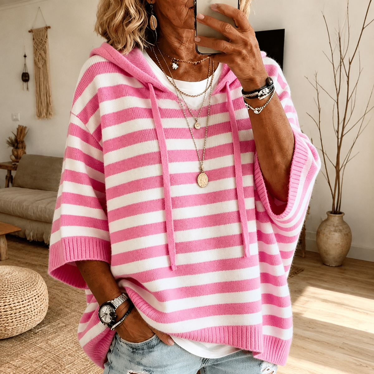 Emilie | Stribet strikponcho med hætte i rosa