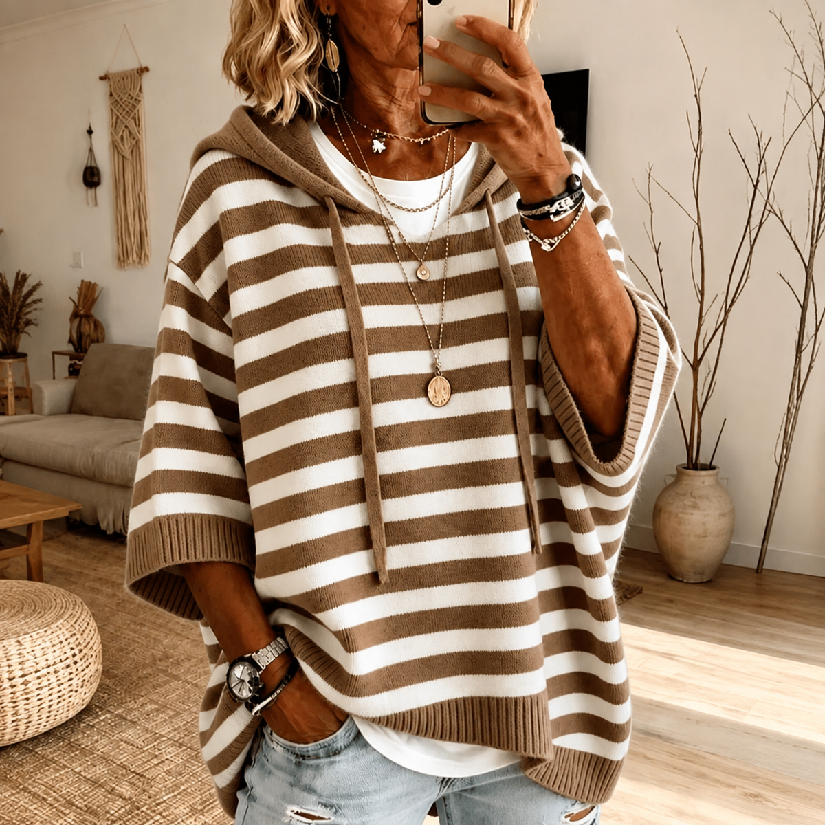 Mathilde | Stribet strikponcho med hætte i taupe
