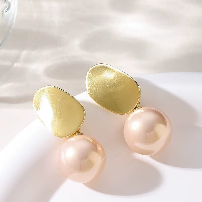 Støt kampen mod brystkræft | Gyldne ferskvandsperleøreringe | 1+1 gratis i dag