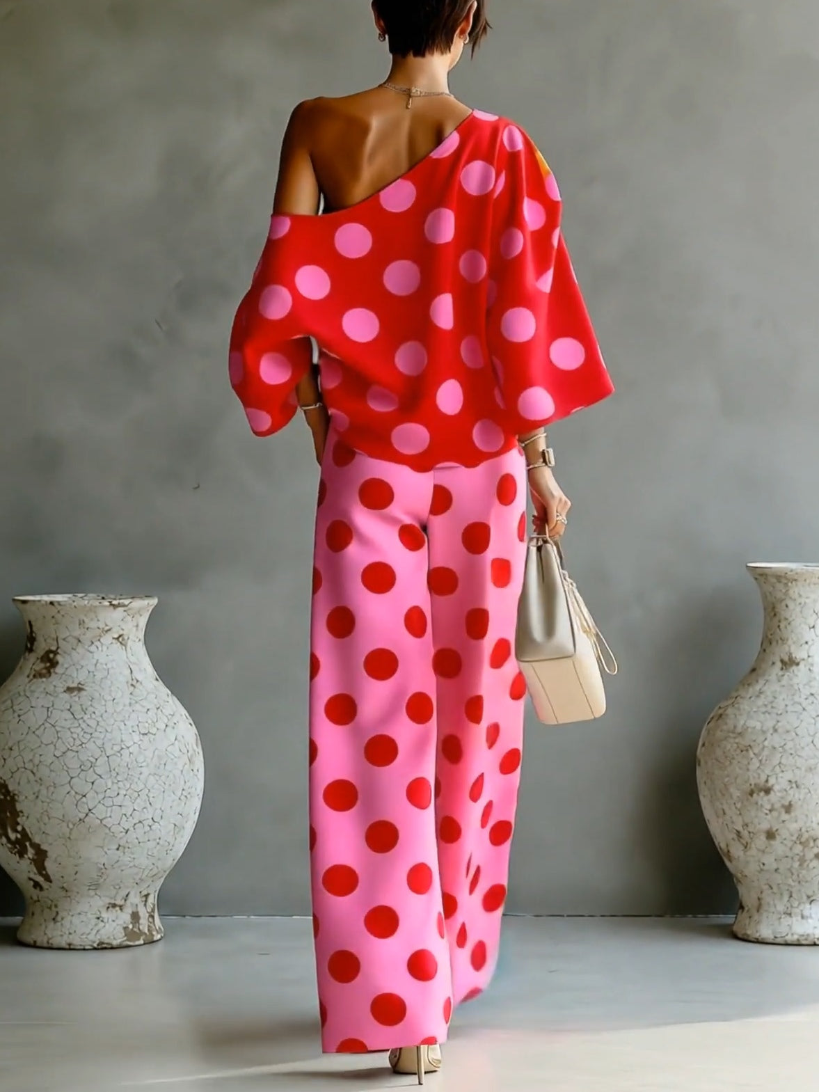 Mira | Rosa sæt med top og bukser med vide ben med prikket print med off-shoulder