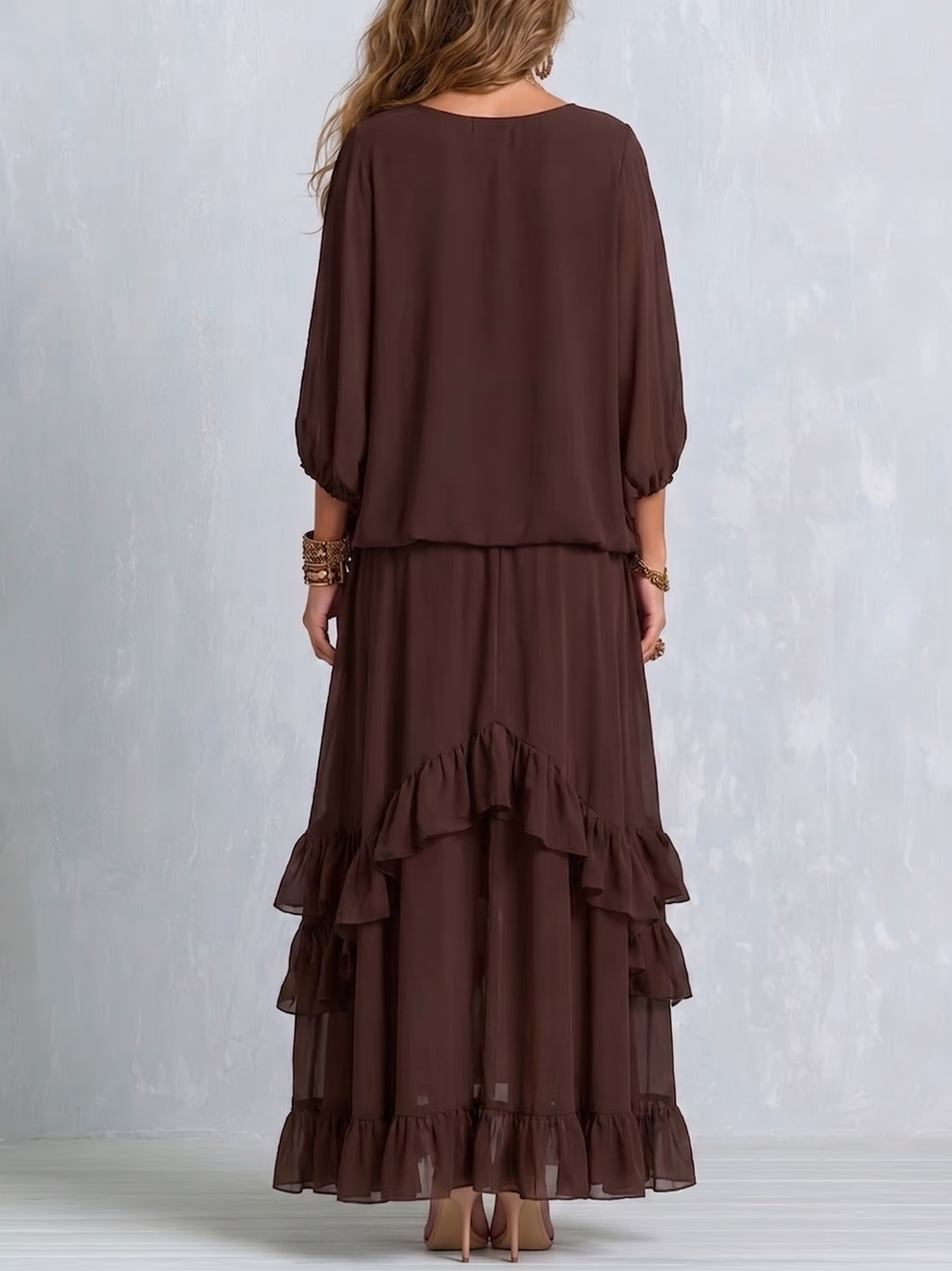 Sofie | Brun sæt med top og nederdel med flæsedetaljer med chiffon med V-hals