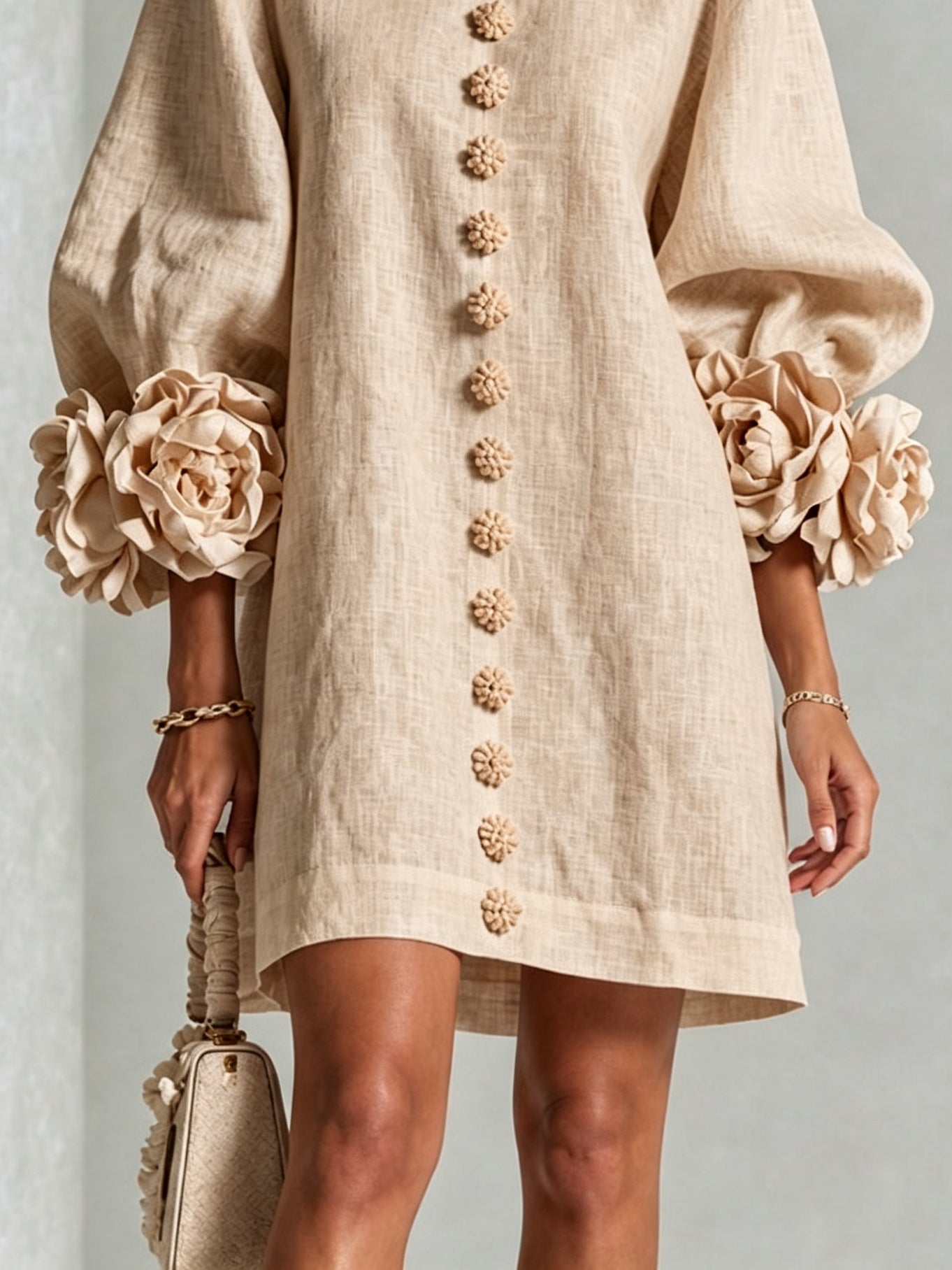 Ingrid | Beige mini-kjole med blomsterknapper og markante blomstermanchetter