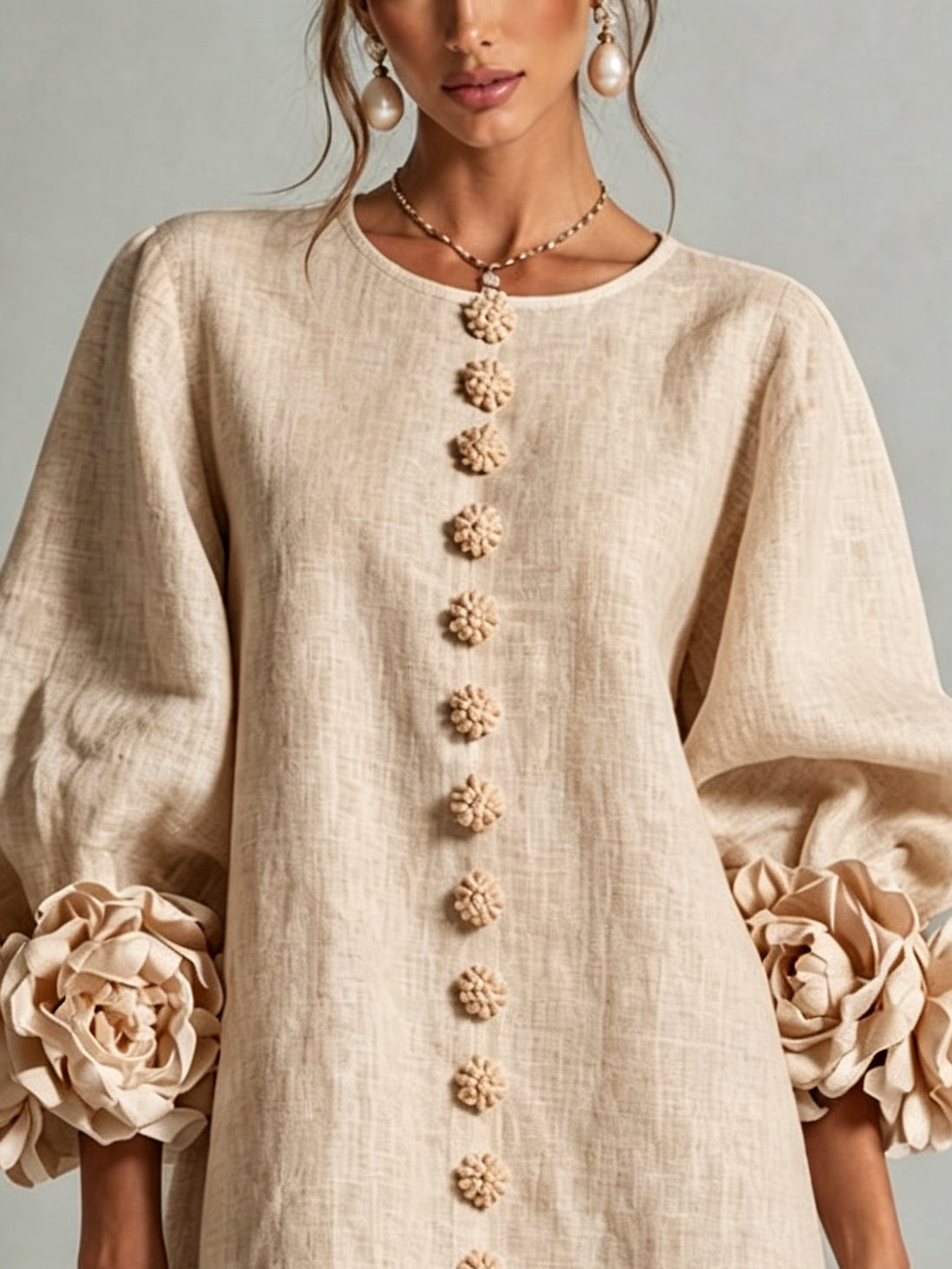 Ingrid | Beige mini-kjole med blomsterknapper og markante blomstermanchetter