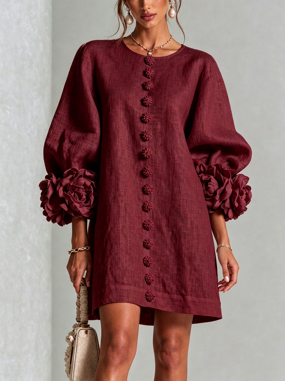 Klara | Bordeaux mini-kjole med blomsterknapper og markante blomstermanchetter