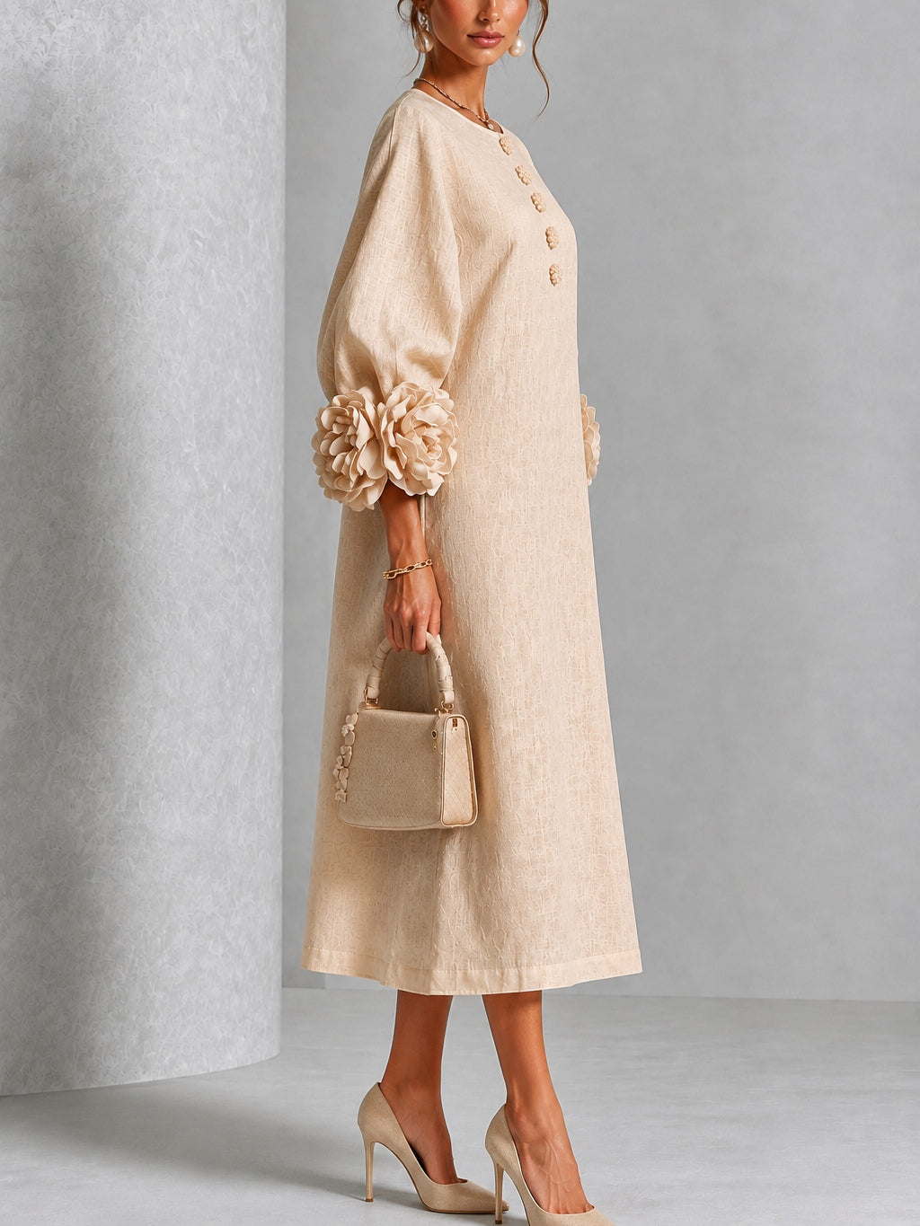 Ida | Beige midi-kjole med blomsterknapper og markante blomstermanchetter