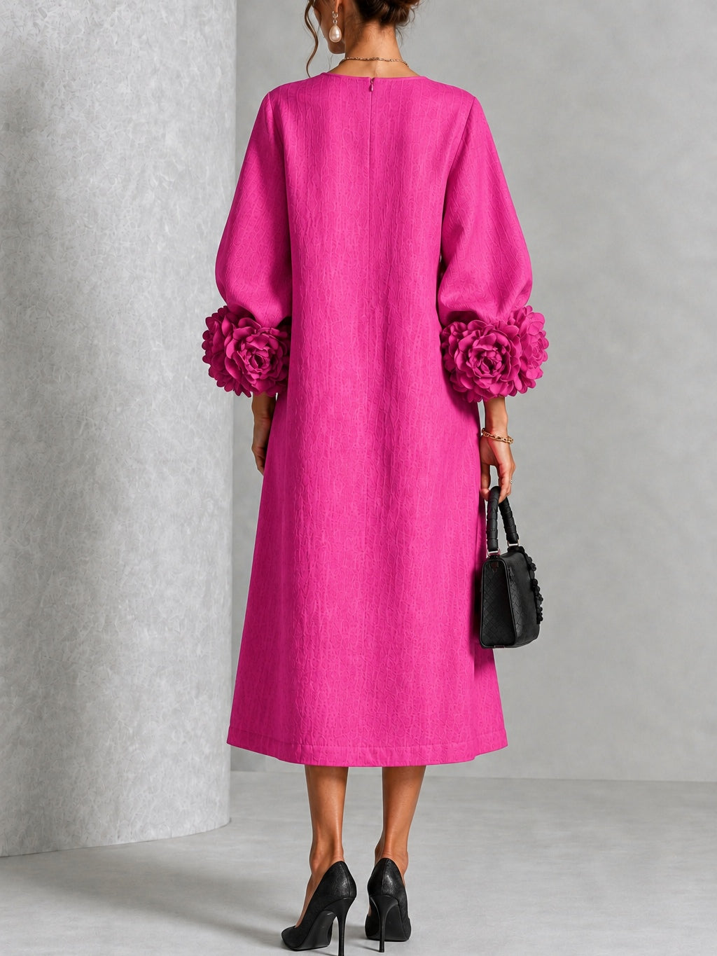 Asta | Fuchsia midi-kjole med blomsterknapper og markante blomstermanchetter