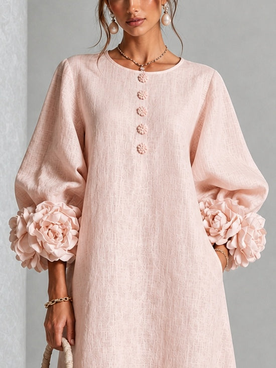 Liv | Rosa midi-kjole med blomsterknapper og markante blomstermanchetter