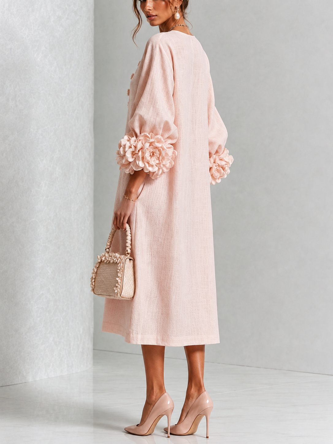 Liv | Rosa midi-kjole med blomsterknapper og markante blomstermanchetter